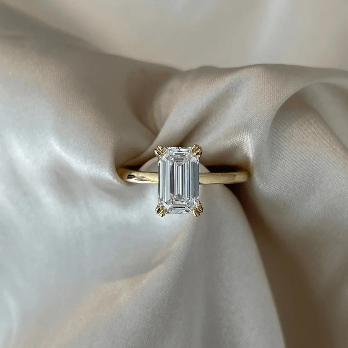 Emerald Elegance Ring - Image 2