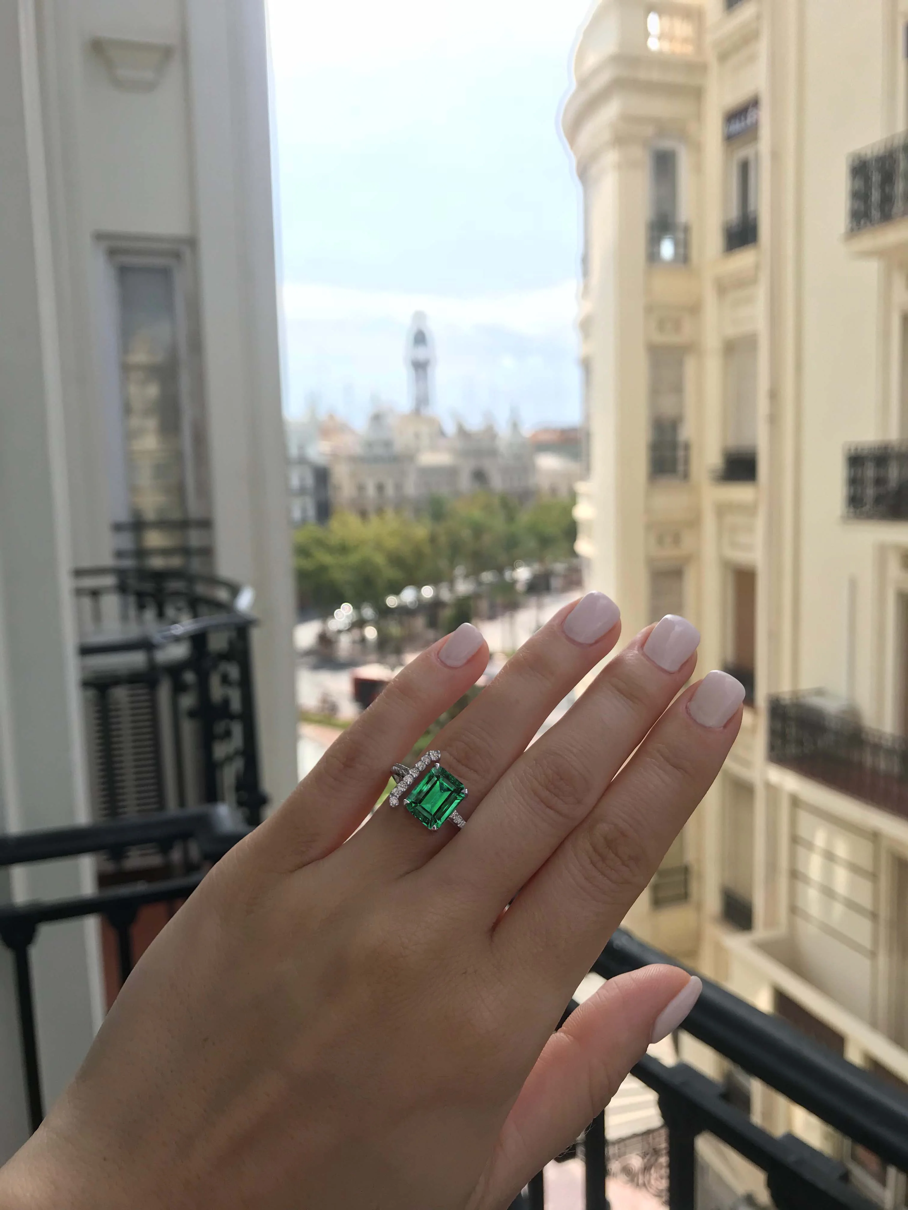 Lacuna Emerald Ring - Image 10