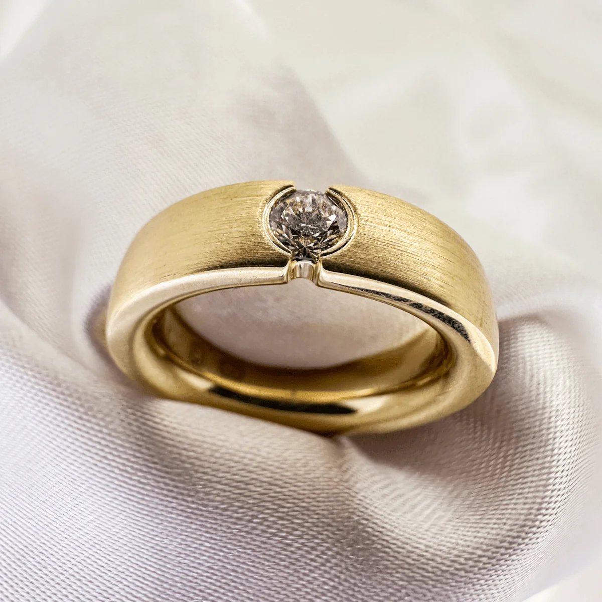 SEAMLESS SOLITAIRE RING - Image 2